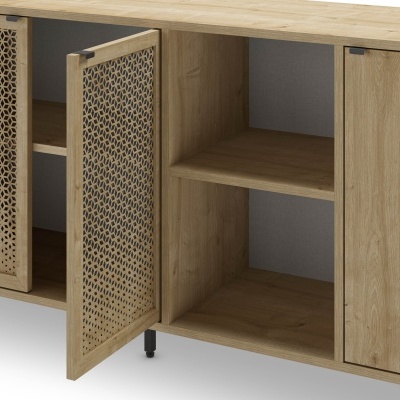 Móvel de madeira clara com portas de metal perfurado e prateleiras