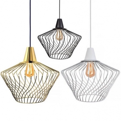 Candeeiros de teto metálicos em dourado, preto e branco com lâmpadas expostas