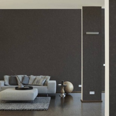 Sala de estar moderna com sofá cinza e parede castanha escura