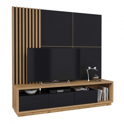 Móvel TV moderno em madeira clara e preto com painel ripado, armários e espaço para TV.