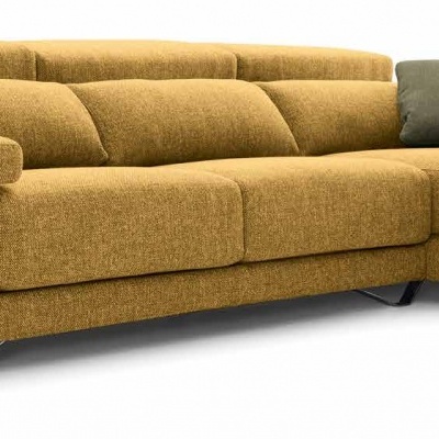 sofá chaise longue amarelo mostarda com tecido texturizado e almofadas cinza