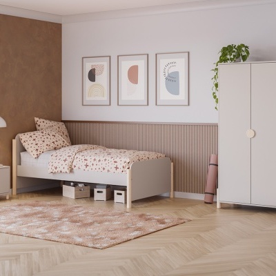 Quarto com cama de solteiro, mesa de cabeceira, armário, quadros abstratos e tapete felpudo