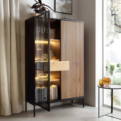 Móvel moderno de armazenamento com portas de vidro e madeira em ambiente interior junto a cortinas e janela