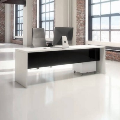 Mesa de escritório branca com painel preto em ambiente moderno com chão branco e paredes de tijolos