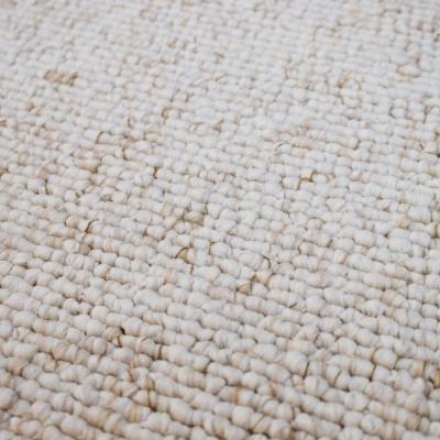 Tecido bege claro com padrão texturizado entrelaçado e pontos marrons