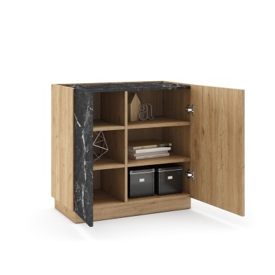 Armário de madeira clara com porta aberta e lateral em mármore preto