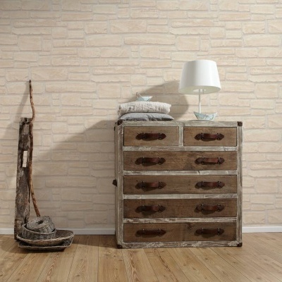 Cómoda vintage em madeira com 6 gavetas e puxadores de couro, candeeiro branco, almofadas cinzentas, parede com padrão de tijolos claros