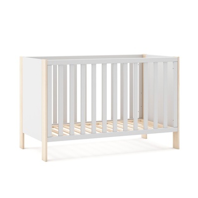 Berço de madeira clara e branco para bebé
