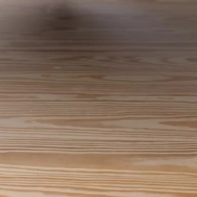 Tapetes de várias cores e padrões em chão de madeira clara