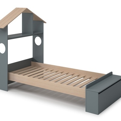 Cama infantil com estrutura de madeira em forma de casa cinzenta e madeira clara