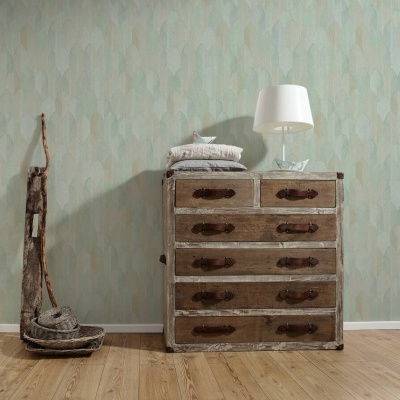 Cômoda rústica de madeira com lâmpada branca e almofadas, ao lado utensílios rústicos em chão de madeira