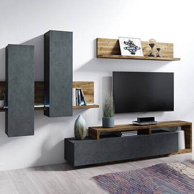 Móvel de sala moderno em madeira castanha clara e cinza escuro com televisão e decoração