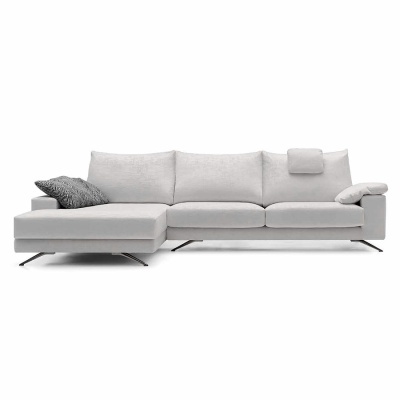 Sofá de canto moderno cinza claro com almofada decorativa e encosto ajustável