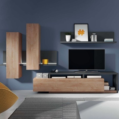 Móvel de TV em madeira clara e cinza escuro com prateleiras e armários numa parede azul.