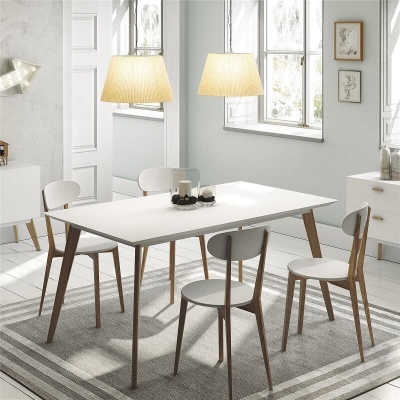 Mesa branca com 4 cadeiras e iluminação pendente em sala moderna