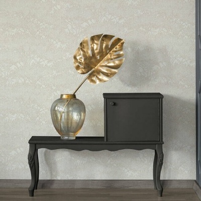 Mesa preta com vaso de vidro e folha dourada decorativa