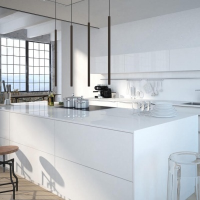 Cozinha moderna minimalista com bancada branca e cadeiras