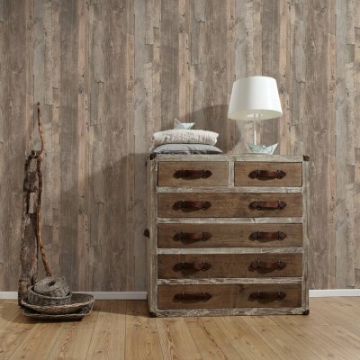 Cômoda vintage de madeira com candeeiro branco e almofadas, chão e parede de madeira rústica