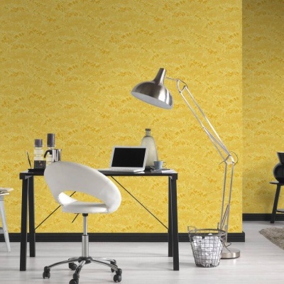 Espaço de escritório com parede amarela e móveis modernos em tons neutros
