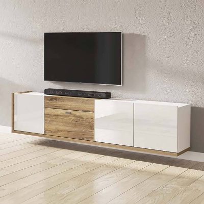 Móvel suspenso para TV com portas brancas e porta de madeira, parede cinzenta, televisão e barra de som