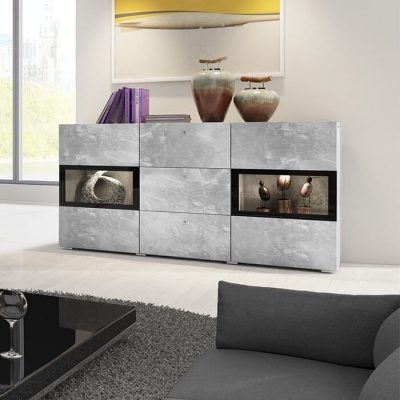 Aparador cinzento com textura de pedra e vitrines decorativas numa sala moderna