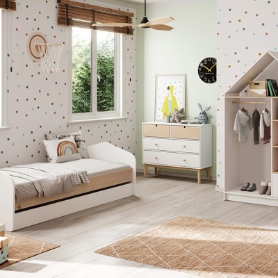 Quarto infantil com cama branca, guarda-roupa em forma de casa e cómoda branca
