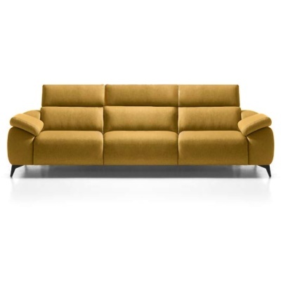 Sofá amarelo de três lugares com braços almofadados e pés pretos