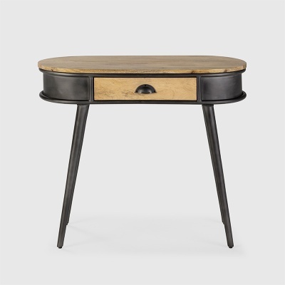 Mesa de centro oval com tampo de madeira clara e base metálica preta.