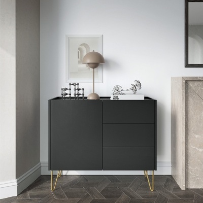Móvel de arrumação preto com pernas douradas e decoração minimalista