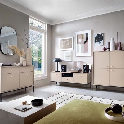 Sala de estar com móveis de madeira bege claro e objetos decorativos.