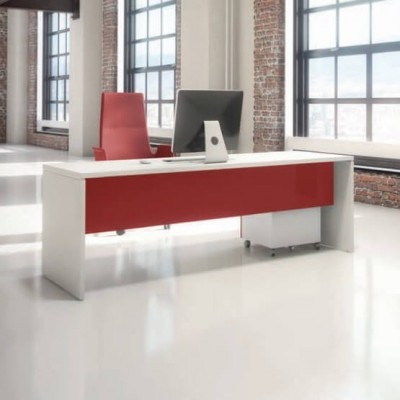 Secretária de escritório branca e vermelha com cadeira vermelha e computador em espaço amplo