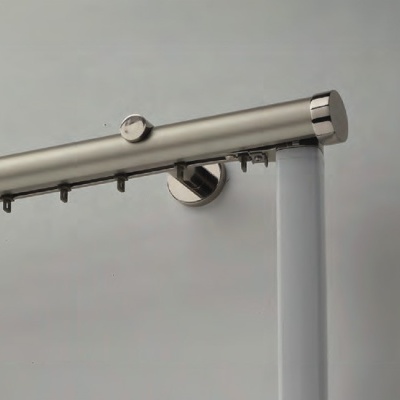 Varão metálico prateado com tubo branco e fixação de parede