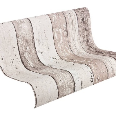 Rolo de papel de parede com padrões de riscas largas e textura imitando madeira desgastada