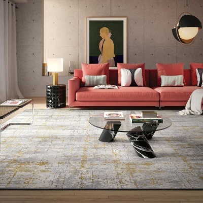 Sala de estar com sofá coral, almofadas coloridas, tapete cinza, mesa de centro de vidro e candeeiros modernos