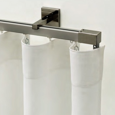 Suporte metálico com três saquinhos de tecido branco pendurados