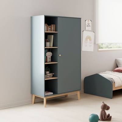 Armário de madeira cinza claro e escuro com pernas de madeira num quarto infantil