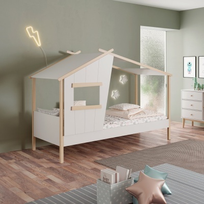 Cama infantil casinha madeira e branca com roupa de cama bege, luzes decorativas e móveis brancos num quarto moderno