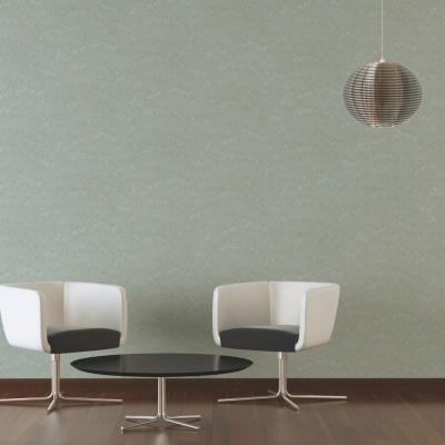 Dois cadeirões brancos com assento preto e mesa de centro preta numa sala com chão de madeira e candeeiro pendente.