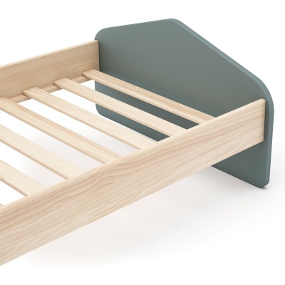 Estrado de cama de madeira clara com cabeceira verde-acinzentada fosca
