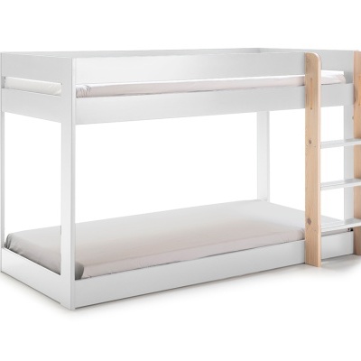 Cama beliche branca com escada lateral em madeira natural e colchões brancos