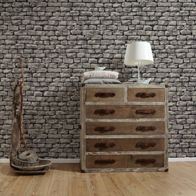 Cómoda rústica com lâmpada e travesseiros, parede de pedra e chão de madeira