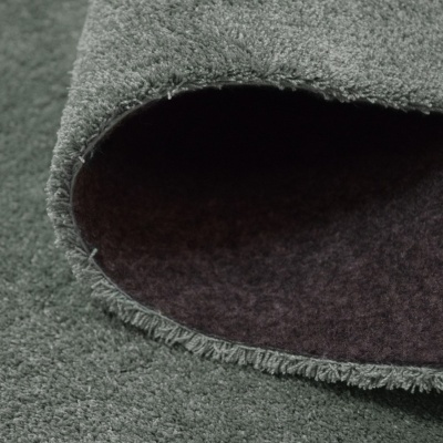 Tapete verde felpudo com base castanha