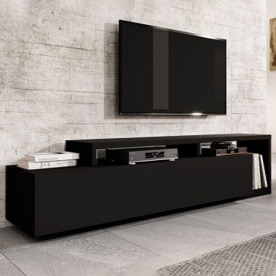 Móvel de sala preto com televisão plana montada na parede cinzenta