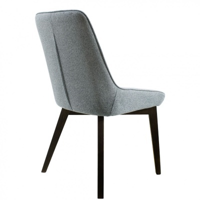 Cadeira em tecido cinzento com pernas de madeira escura
