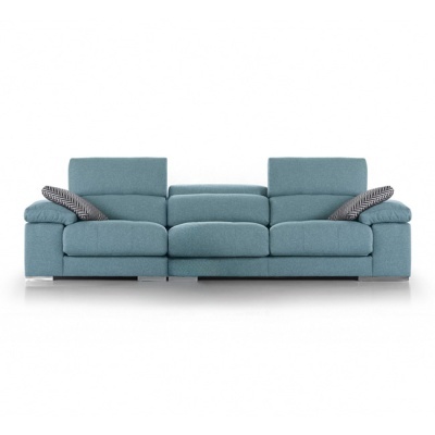 Sofá azul claro tecido três assentos com almofadas cinza e branco