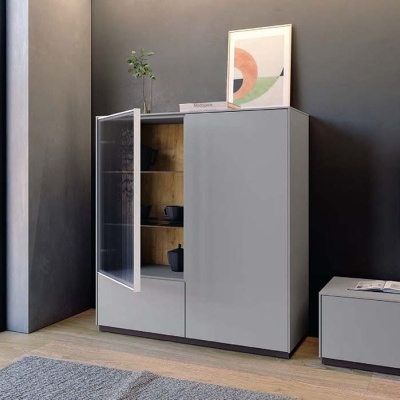 Móvel de arrumação cinza com porta de vidro aberta e interior em madeira