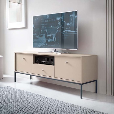Móvel de televisão bege com estrutura metálica e televisão montada na parede acima