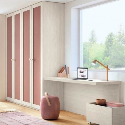 Quarto moderno com mobiliário em madeira clara e rosa e grandes janelas que mostram árvores do lado de fora.