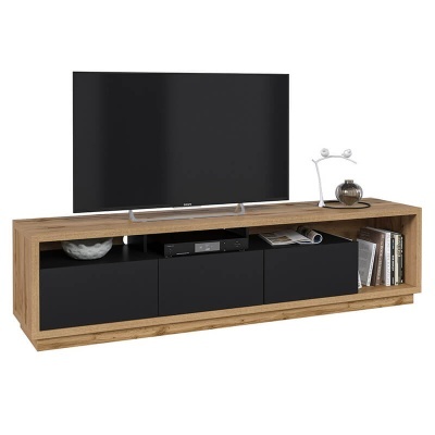 Móvel televisão em madeira castanha com portas pretas, televisão Sony em cima, lâmpada e vaso decorativo ao lado, livros e aparelho eletrónico na prateleira