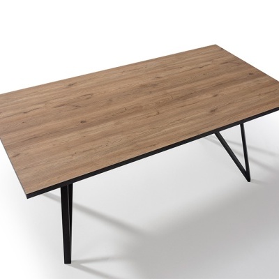 Mesa retangular de madeira com base em metal preto